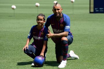 Presentación del jugador chileno, Arturo Vidal, como nuevo jugador del Fútbol Club Barcelona junto a su hijo. 
