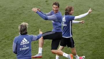 Coentrao, Cristiano y Modric, durante el entrenamiento del Real Madrid de este s&aacute;bado.