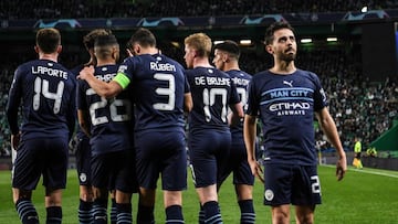 Manchester City&#039;s Portuguese midfielder Bernardo Silva (R) celebrates with teammates after scoring his team&#039;s fourth goal during the UEFA Champions League round of 16 first leg football match between Sporting CP and Manchester City at the Jose A