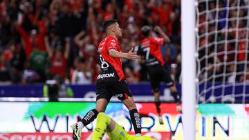 MEX7717. GUADALAJARA (MÉXICO), 04/02/2024.- Mateo García del Atlas celebra un gol anotado a Santos hoy, durante un juego por la quinta jornada del torneo Clausura 2024 de la Liga MX contra Atlas en el estadio Jalisco en la ciudad de Guadalajara (México). EFE/Víctor Cruz
