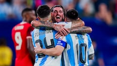 East Rutherford (United States), 10/07/2024.- Lionel Messi (R) of Argentina celebrates his 2-0 goal against Canada with Enzo Fernandez (L) and Rodrigo De Paul (C) during the second half of the CONMEBOL Copa America 2024 Semi-finals match between Argentina and Canada, in East Rutherford, New Jersey, USA, 09 July 2024. EFE/EPA/JUSTIN LANE
