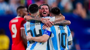 East Rutherford (United States), 10/07/2024.- Lionel Messi (R) of Argentina celebrates his 2-0 goal against Canada with Enzo Fernandez (L) and Rodrigo De Paul (C) during the second half of the CONMEBOL Copa America 2024 Semi-finals match between Argentina and Canada, in East Rutherford, New Jersey, USA, 09 July 2024. EFE/EPA/JUSTIN LANE
