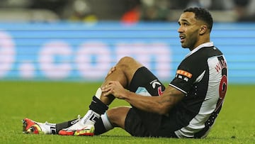 27 de diciembre de 2021, Reino Unido, Newcastle: Callum Wilson del Newcastle United yace con una lesión durante el partido de fútbol de la Premier League inglesa entre el Newcastle United y el Manchester United en St. James' Park.