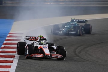 Mick Schumacher y Nico Hulkenberg, detrás. 