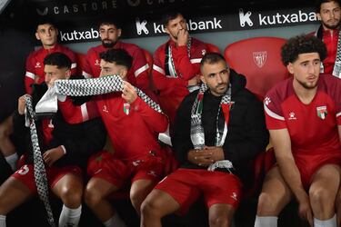 Los jugadores palestinos en el banquillo antes del encuentro.