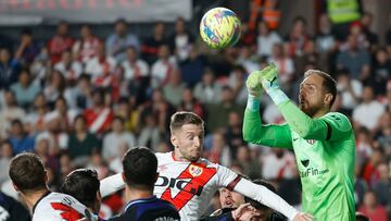 Oblak despeja un balón colgado por el Rayo Vallecano en el área del Atlético.