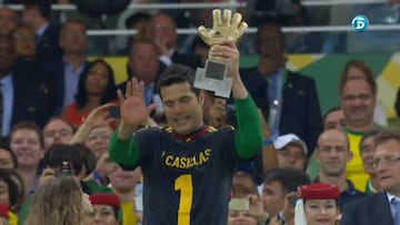 Julio C&eacute;sar recoge el trofeo a mejor portero de la Copa Confederaciones 2013 con la camiseta de Casillas.