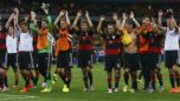 SALUDO TRIUNFAL. Los jugadores alemanes saludan a su afición y a los espectadores del partido contra Brasil después de su histórica exhibición.