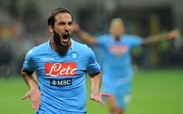 Napoli, unbeaten in 16 as superstitious president changes shirt colour