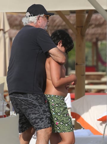 El italiano está disfrutando de sus días libres en la playa con su ex mujer y el hijo de ambos, Falco Nathan.