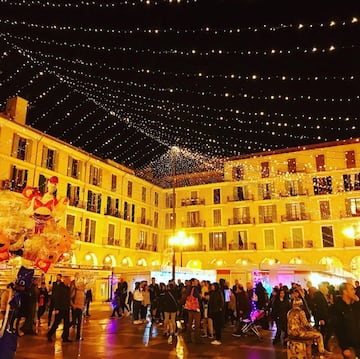 Palma de Mallorca tambi¨¦n se prepara con mucha antelaci¨®n para esta Navidad, y su mercado navide?o ser¨¢ otro de sus atractivos este a?o, con m¨¢s de 132 puestos distribuidos por la ciudad para garantizar la distancia de seguridad. Podemos encontrarlos en la Plaza Mayor, en la Plaza Espa?a, Porta Pintada, Rambla-Via Roma y la plaza des Mercat. Se abrir¨¢n al p¨²blico el 26 de noviembre.