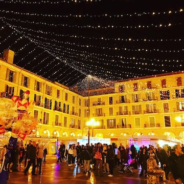 Palma de Mallorca también se prepara con mucha antelación para esta Navidad, y su mercado navideño será otro de sus atractivos este año, con más de 132 puestos distribuidos por la ciudad para garantizar la distancia de seguridad. Podemos encontrarlos en la Plaza Mayor, en la Plaza España, Porta Pintada, Rambla-Via Roma y la plaza des Mercat. Se abrirán al público el 26 de noviembre.