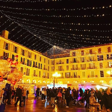 Palma de Mallorca también se prepara con mucha antelación para esta Navidad, y su mercado navideño será otro de sus atractivos este año, con más de 132 puestos distribuidos por la ciudad para garantizar la distancia de seguridad. Podemos encontrarlos en la Plaza Mayor, en la Plaza España, Porta Pintada, Rambla-Via Roma y la plaza des Mercat. Se abrirán al público el 26 de noviembre.