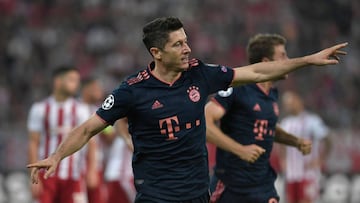 Lewandowski celebra uno de sus goles ante el Olympiacos.