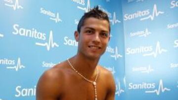 En torno a las 12.50 de la mañana, el portugués ha aterrizado en el aeropuerto privado de Torrejón, donde le esperaba una comitiva del Real Madrid que le lleva en estos momentos al Hospital Sanitas La Moraleja para pasar el reconocimiento médico. Cristiano no ha llegado solo. Su madre, sus hermanos, sus amigos, su representante y su cocinero, entre otros, acompañan al astro en uno de los días más importantes de su vida.