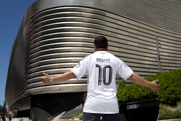 Tienda del Bernabéu con las camisetas de Mbappé.