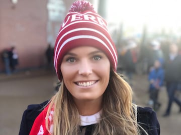 La tenista danesa no duda en visitar Anfield para darle su apoyo al equipo se sus amores, es común verla con accesorios de Liverpool.