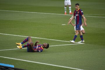 Ansu Fati tendido en el terreno de juego por una entrada de Mandi que termina en penalti a favor del Barcelona 