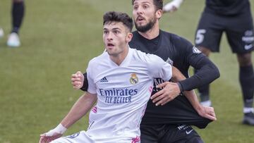 Hugo Duro, autor del 1-1 al Sanse, pelea con el visitante Juanra por un bal&oacute;n.