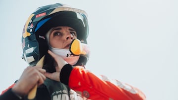 Cristina Gutiérrez, piloto de Dacia, en el inicio del Dakar.