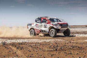 El asturiano se divierte en Sudáfrica con el coche ganador del rally junto a De Villiers y empieza a valorar de manera seria competir en la carrera del desierto.