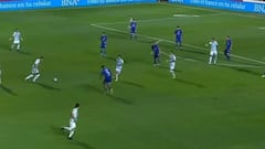 El chileno del momento sorprendió con este tiro y la reacción del relator argentino fue notable