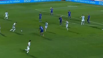 El chileno del momento sorprendió con este tiro y la reacción del relator argentino fue notable