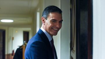 El presidente del Gobierno en funciones y candidato a la reelección, Pedro Sánchez, a su salida de la primera sesión del debate de investidura de Pedro Sánchez como presidente de Gobierno, en el Congreso de los Diputados, a 15 de noviembre de 2023, en Madrid (España). El Salón de Plenos del Congreso acoge hoy y mañana, 16 de noviembre, el debate de investidura del presidente del Gobierno en funciones, Pedro Sánchez. El secretario general del PSOE tiene el apoyo de 179 diputados de los 350 del Congreso. Está previsto que votarán a favor de que el líder socialista sea presidente del Gobierno tras exponer su programa PSOE, Sumar, ERC, Junts, EH Bildu, PNV, BNG y Coalición Canaria frente a los 171 en contra de PP, Vox y UPN. El acto se celebra en un momento de tensión por las concentraciones en la sede del PSOE en Ferraz y protestas en contra de la ley de amnistía registrada por los socialistas que beneficia a los implicados del 'procés'.
15 NOVIEMBRE 2023;INVESTIDURA;CONGRESO;PSOE;SÁNCHEZ;PP;VOX;SUMAR;JUNTS;BILDU;BNG;AMNISTÍA;ERC;POLÍTICA;DIPUTADOS
Gustavo Valiente / Europa Press
15/11/2023