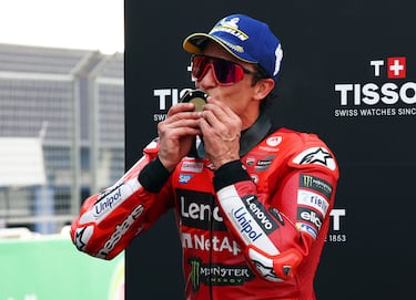 Marc Márquez celebra la victoria al esprint. 