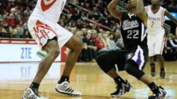 Isaiah Thomas (22) intenta lograr un pase ante Dwight Howard (12).