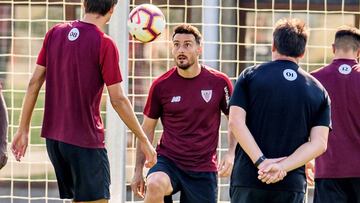 Iñigo Martínez no salta al césped y Aduriz trabaja con precaución