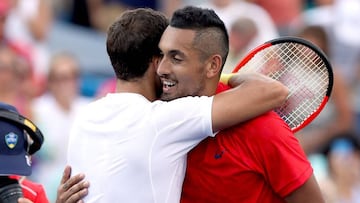 Kyrgios saludando a Dimitrov despu&eacute;s de la final.