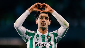 Johnny Cardoso en el derbi sevillano de Liga de la temporada 24-25. Acuerdo total.