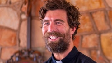 Liam Ryan, cura australiano y surfista, sonriendo