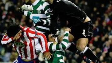 <b>AVALANCHA. </b>En una acción del partido al ir a rematar Agüero a portería el portero del Sporting, Rui Patricio, Moutinho y Tonel placan al jugador colchonero.