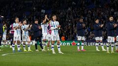 SAN SEBASTIÁN, 05/03/2024.- Los jugadores de la Real Sociedad a la finalización del encuentro correspondiente a la vuelta de los octavos de final de la Liga de Campeones que Real Sociedad y PSG disputan hoy martes en el Reale Arena, en San Sebastián. EFE / Javier Etxezarreta.
