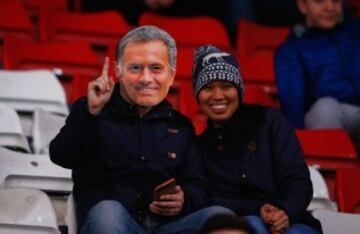 Aficionados con máscaras en el Stoke City-Chelsea.