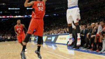 Carmelo Anthony lanza a canasta ante Mike Scott