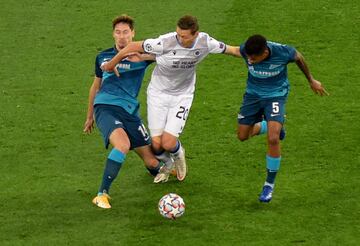 Hans Vanaken con Daler Kuzyaev y Wilmar Barrios.