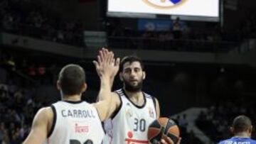 Giannis Bourousis choca con Carroll tras la victoria ante el Efes.
