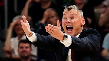 BARCELONA, 26/04/2023.- El entrenador lituano del Barcelona Sarunas Jasikevicius durante el primer partido de los cuartos de final de la EuroLiga que Barça y Zalgiris Kaunas disputan hoy miércoles en el Palau Blaugrana. EFE/ Enric Fontcuberta.