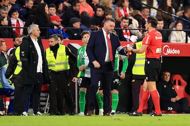 Parada del partido por lanzamiento de objetos.