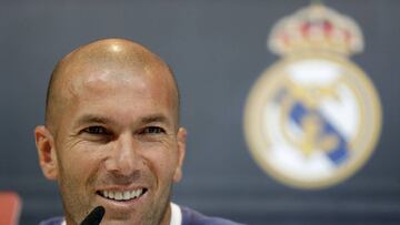 GRA150. MADRID, 14/04/2017.- El técnico del Real Madrid, Zinedine Zidane, durante la rueda de prensa que ha ofrecido tras el entrenamiento en la ciudad deportiva de Valdebebas de cara al partido de Liga que el equipo disputará mañana frente al Sporting de Gijón en el estadio de El Molinón. Zidane, mostró su satisfacción por el rendimiento de sus jugadores en un momento clave de la temporada, y tras conquistar el Allianz Arena y antes de visitar El Molinón, aseguro que "cuanto mayor es la dificultad", también "mayor" es el "compromiso" de su plantilla. EFE/Chema Moya