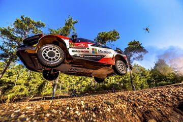 El Mundial de Rallys se encuentra en Turquía para disputar la antepenúltima cita de la temporada, en un recorrido especialmente duro que deja espectaculares saltos como este de Ogier con su Toyota y que será clave en la resolución por el título que disputa el francés, líder, con Evans y Tanak como mayores rivales.
