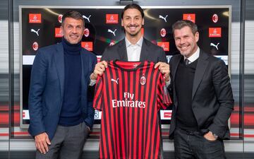 Zlatan Ibrahimovic posa con la camiseta del Milan junto a sus jefes en el club lombardo Paolo Maldini y Zvonimir Boban.