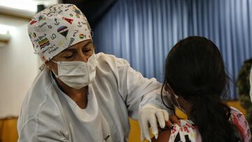 Bogotá. Agosto 30 de 2021. Sanidad Ejército inició la vacunación COVID19 para mayores de 12 años con estudiantes del Liceo Patria. Más de 100 jóvenes participaron de esta jornada de inoculación en la que recibieron la primera dosis del biológico Pfizer. Como una iniciativa para facilitar el acceso al proceso de vacunación contra el COVID19 de los jóvenes mayores de 12 años, la Dirección de Sanidad Ejército, a través del Dispensario Médico del Norte, realizó una jornada de inoculación para los estudiantes del Liceo Patria ubicado en la capital del país el cual está integrado por los hijos de oficiales y suboficiales del Ejército Nacional, así como de las Fuerzas Militares. (Colprensa - Camila Díaz)