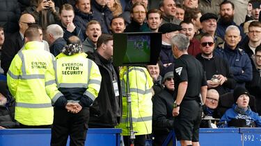 Soccer Football - Premier League - Everton v West Ham United - Goodison Park, Liverpool, Britain - March 15, 2025 Referee Darren Bond looks at the screen during a VAR review following a foul on Everton's Beto by West Ham United's Max Kilman Action Images via Reuters/Jason Cairnduff EDITORIAL USE ONLY. NO USE WITH UNAUTHORIZED AUDIO, VIDEO, DATA, FIXTURE LISTS, CLUB/LEAGUE LOGOS OR 'LIVE' SERVICES. ONLINE IN-MATCH USE LIMITED TO 120 IMAGES, NO VIDEO EMULATION. NO USE IN BETTING, GAMES OR SINGLE CLUB/LEAGUE/PLAYER PUBLICATIONS. PLEASE CONTACT YOUR ACCOUNT REPRESENTATIVE FOR FURTHER DETAILS..