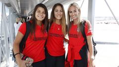 Anita Marcos, Laia Aleixandri y Toni Duggan en el aeropuerto.