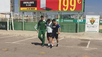 Borja Valle abandona el entrenamiento en el anexo del Martínez Valero.