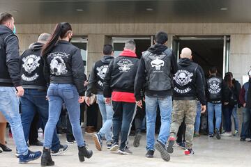 Amigos de Álex Casademunt llegando al funeral 